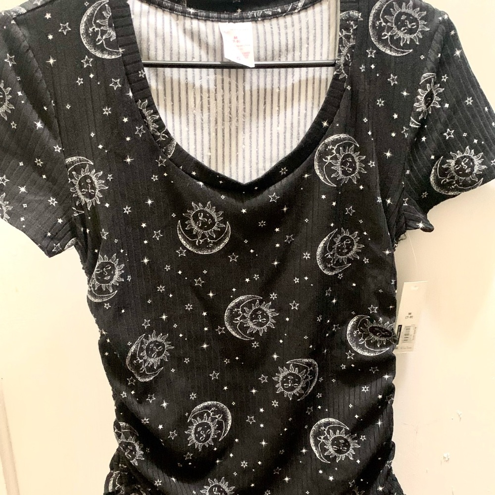 NWT No Boundaries Sun Moon and Stars Print Ribbed Vneck Short Sleeve Top
